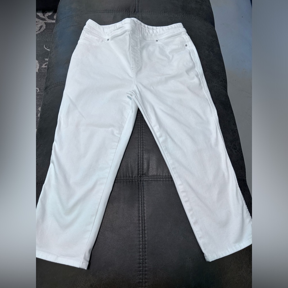 Chicos, perfect stretch white girlfriend slim leg, Capri.size 1 8/10
